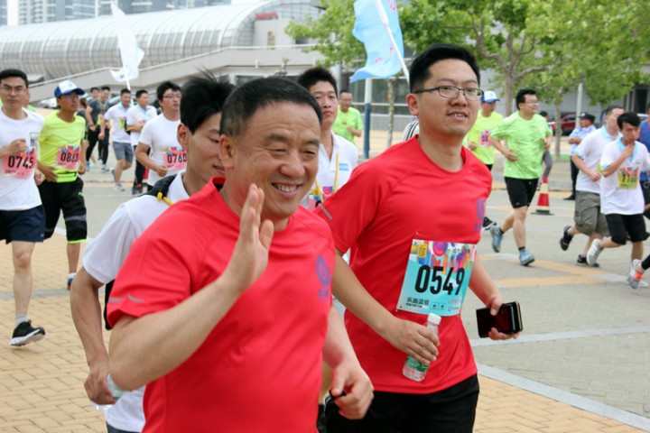 董事長(zhǎng)參加樂(lè)跑賽